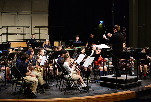 学生 from private elementary school in Pennsylvania play at a band concert